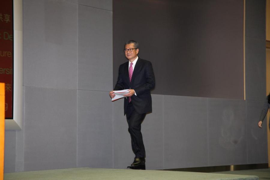 陳茂波指出,首季置業供款佔市民收入比重仍高達69%,明顯超出市民負擔能力。 陳茂波指出,首季置業供款佔市民收入比重仍高達69%,明顯超出市民負擔能力。