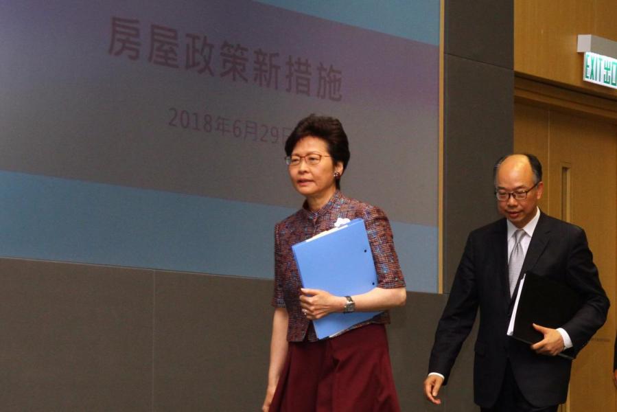 特首林鄭娥上月底推出新房屋政策,包括將以市價五二折發售新居屋。 特首林鄭娥上月底推出新房屋政策,包括將以市價五二折發售新居屋。