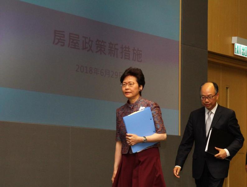 有消息指,特首林鄭月娥去年提出的空置稅已大致完成修例,有望於下月提交立法會討論。 有消息指,特首林鄭月娥去年提出的空置稅已大致完成修例,有望於下月提交立法會討論。