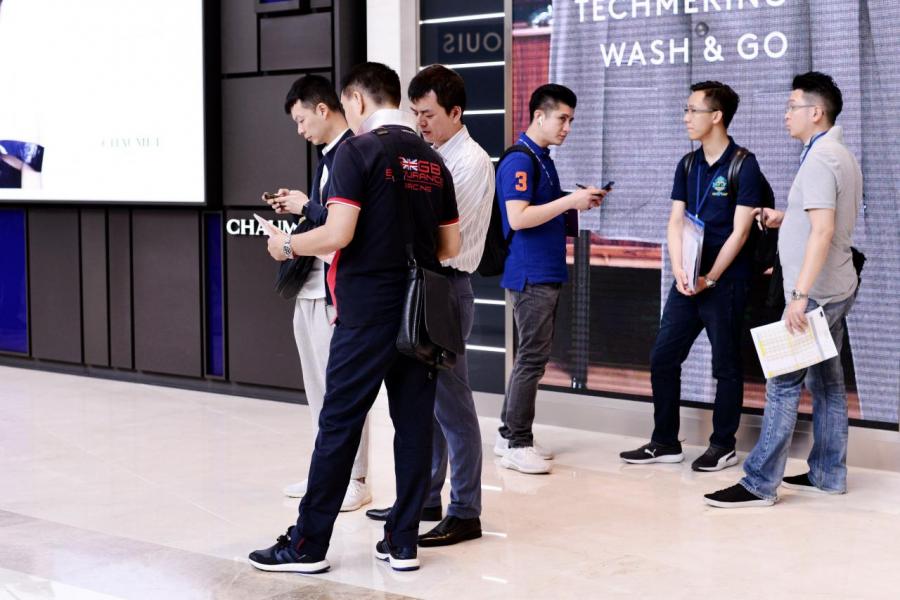 經紀搶客的混亂場面經常出現。 經紀搶客的混亂場面經常出現。