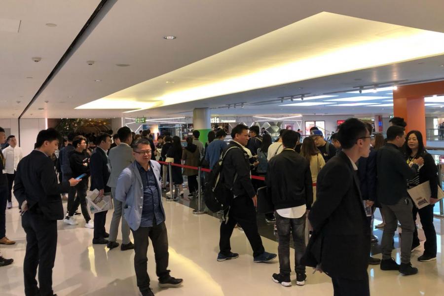 臻尚公布價單後市場反應佳,引來大批市民排隊參觀示範單位。 臻尚公布價單後市場反應佳,引來大批市民排隊參觀示範單位。