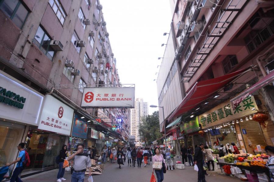 港珠澳大橋於去年10月通車後,大量內地客將湧到東涌消費。 港珠澳大橋於去年10月通車後,大量內地客將湧到東涌消費。