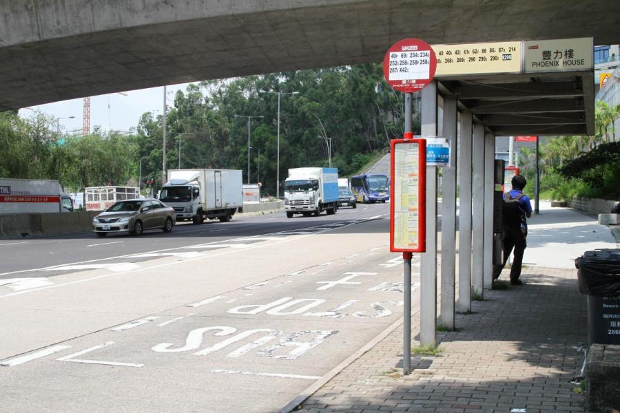 項目鄰近公路,有巴士及小巴往來九龍及新界多處。 項目鄰近公路,有巴士及小巴往來九龍及新界多處。