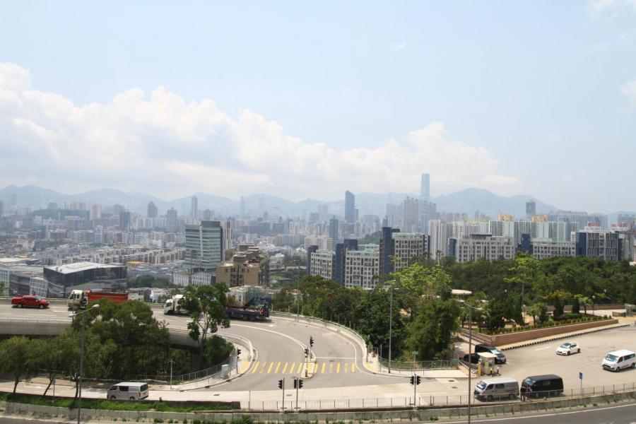 樓盤地勢較高,料可享開揚市區及翠綠山景。 樓盤地勢較高,料可享開揚市區及翠綠山景。