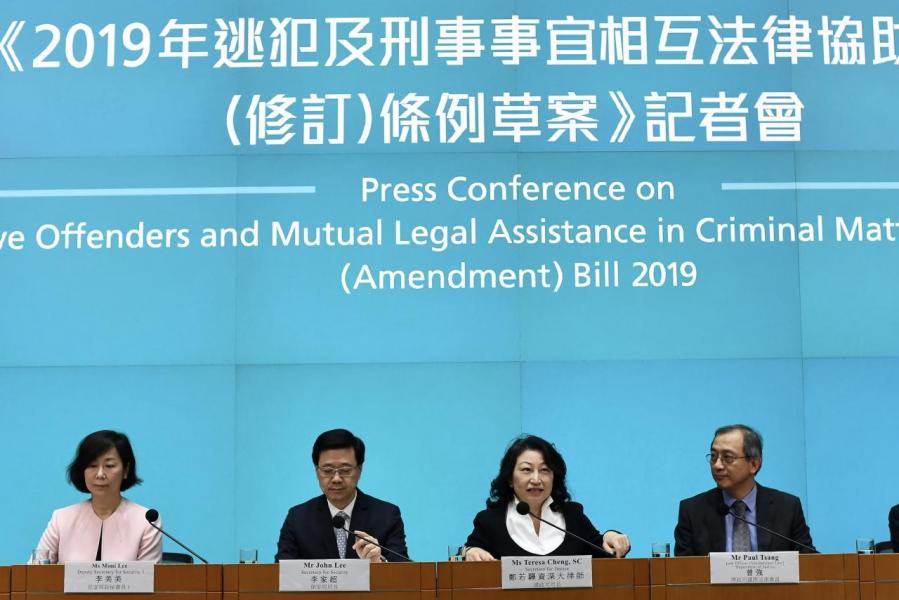 李家超(左二)宣布把《逃犯條例》修訂草案直接交上立法會大會審議,於下月12日大會恢復二讀草案。 李家超(左二)宣布把《逃犯條例》修訂草案直接交上立法會大會審議,於下月12日大會恢復二讀草案。