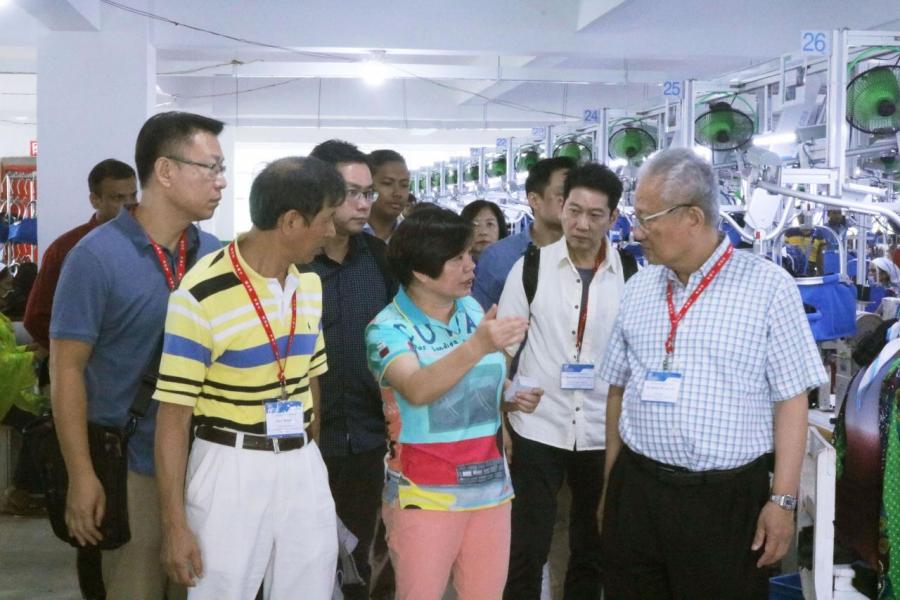 訪問團到飛達帽業控股有限公司在當地投資的製帽廠Unimas Sportswear 參觀,並獲該司副主席顏寶鈴(中)接待