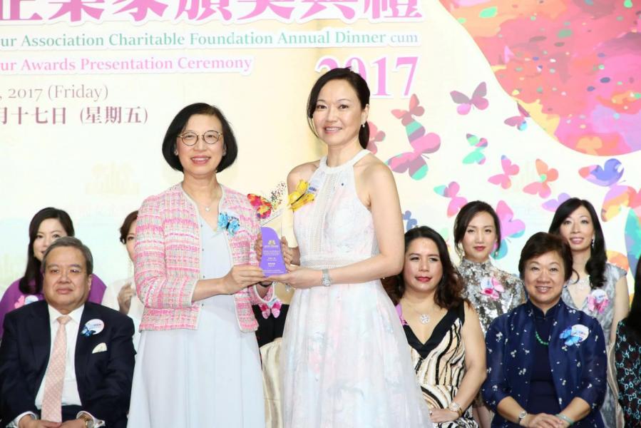 食物及衛生局局長陳肇始教授, JP頒發「金紫荊女企業家獎2017-榮譽大獎」予蕭郭湘圓女士。 食物及衛生局局長陳肇始教授, JP頒發「金紫荊女企業家獎2017-榮譽大獎」予蕭郭湘圓女士。