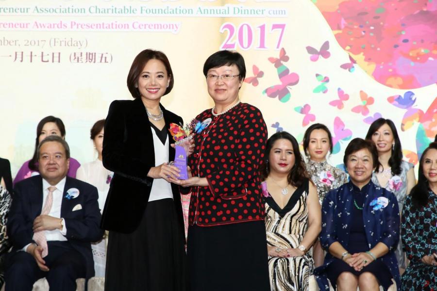 中央人民政府駐香港特別行政區聯絡辦公室協調部副部長宋瑋女士頒發「金紫荊女企業家獎2017- 非凡大獎」予楊玳詩女士。 中央人民政府駐香港特別行政區聯絡辦公室協調部副部長宋瑋女士頒發「金紫荊女企業家獎2017- 非凡大獎」予楊玳詩女士。