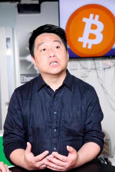 Samuel指出他們的交易費可與本港網上交易所看齊,而買賣差價遠低於ATM機。 Samuel指出他們的交易費可與本港網上交易所看齊,而買賣差價遠低於ATM機。