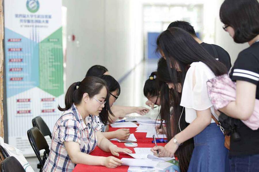 中國高等教育學齡人口升學率預期到2022年會達到58.2%。 中國高等教育學齡人口升學率預期到2022年會達到58.2%。