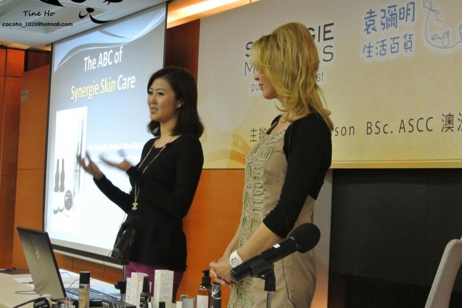 彌明生活百貨能夠愈做愈大,主要得力於主席袁彌明經常親身示範的短片宣傳產品,也造就了與顧客的感情。 彌明生活百貨能夠愈做愈大,主要得力於主席袁彌明經常親身示範的短片宣傳產品,也造就了與顧客的感情。