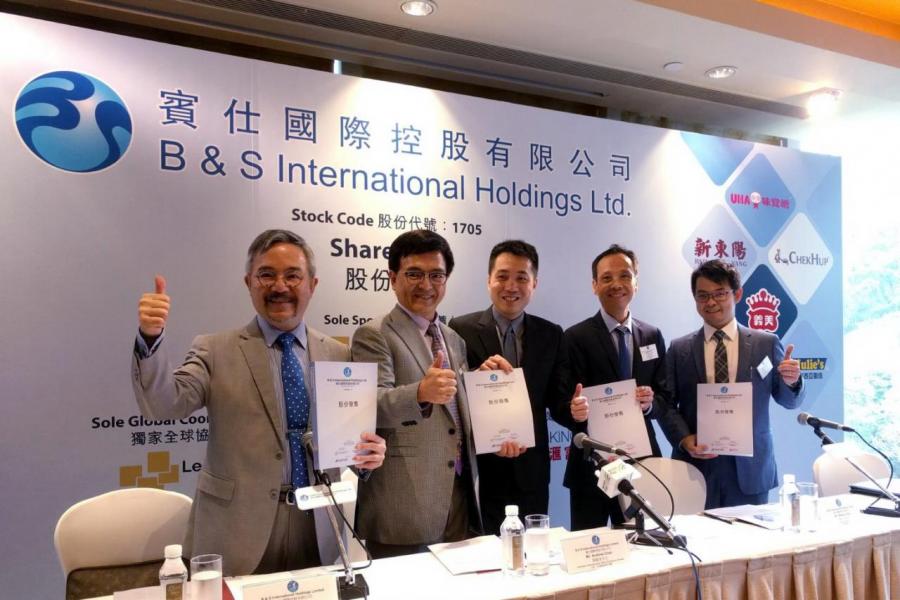 陳錦泉稱(左二),公司未來還將引入新的零售品牌,同時亦會開設更多零售。 陳錦泉稱(左二),公司未來還將引入新的零售品牌,同時亦會開設更多零售。