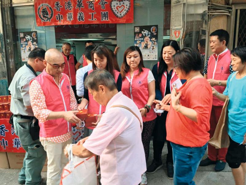 Bryan參與慈善派月餅活動。 Bryan參與慈善派月餅活動。