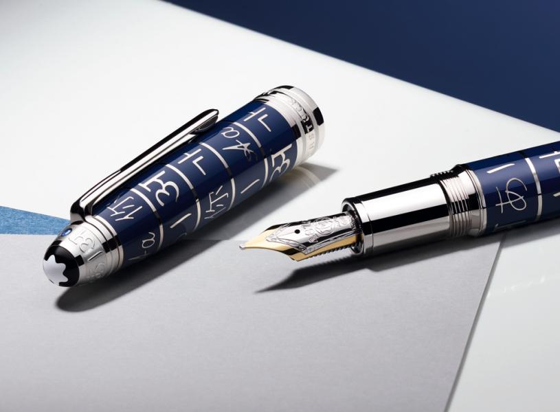 Montblanc Supports UNICEF Meisterstuck 大班系列Solitaire 藍漆款,採用活力洋溢的藍色,取代經典深邃的黑色。筆帽和筆桿上塗覆濃鬱的藍色漆面,鐫刻優雅的文字圖案,在精緻銀色線條的勾勒下,更顯耀眼。該系列的筆身寬大勻稱,採用高貴奢華的裝飾,筆帽頂部嵌有一顆1.9毫米的璀璨藍寶石,共推出三種筆款:採用雙色18K金手工筆咀的豪華尺寸墨水筆(HK$13,100),以及豪華尺寸簽字筆(HK$10,600)和中號圓珠筆(HK$8,800)。 Montblanc Supports UNICEF Meisterstuck 大班系列Solitaire 藍漆款,採用活力洋溢的藍色,取代經典深邃的黑色。筆帽和筆桿上塗覆濃鬱的藍色漆面,鐫刻優雅的文字圖案,在精緻銀色線條的勾勒下,更顯耀眼。該系列的筆身寬大勻稱,採用高貴奢華的裝飾,筆帽頂部嵌有一顆1.9毫米的璀璨藍寶石,共推出三種筆款:採用雙色18K金手工筆咀的豪華尺寸墨水筆(HK$13,100),以及豪華尺寸簽字筆(HK$10,600)和中號圓珠筆(HK$8,800)。
