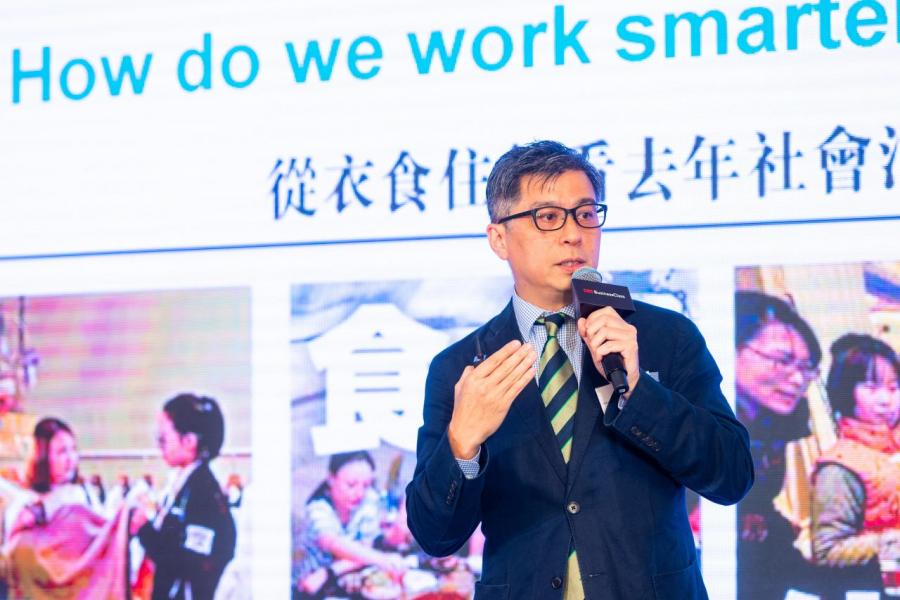 「智慧城市聯盟」研究及藍圖委員會主席秦仲宇以「小企業如何從智慧生活規劃中獲益?」為主題,以多角度分析發展智慧生活帶來的商機。 「智慧城市聯盟」研究及藍圖委員會主席秦仲宇以「小企業如何從智慧生活規劃中獲益?」為主題,以多角度分析發展智慧生活帶來的商機。