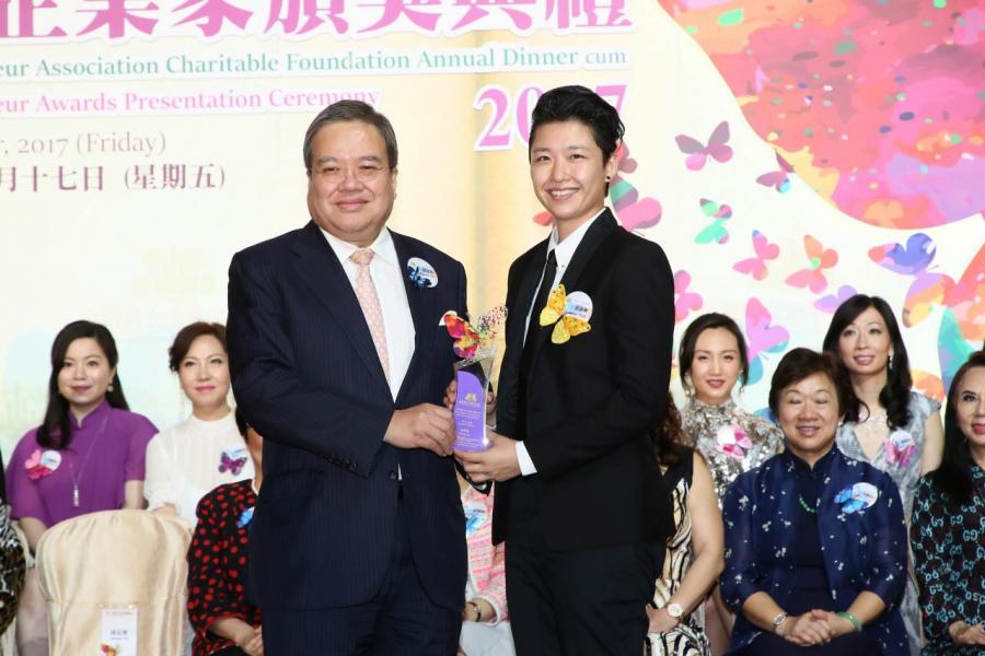 全國政協常委及香港總商會理事胡定旭教授,GBS,JP頒發「金紫荊女企業家獎2017- 非凡大獎」予徐詠琳女士。 全國政協常委及香港總商會理事胡定旭教授,GBS,JP頒發「金紫荊女企業家獎2017- 非凡大獎」予徐詠琳女士。