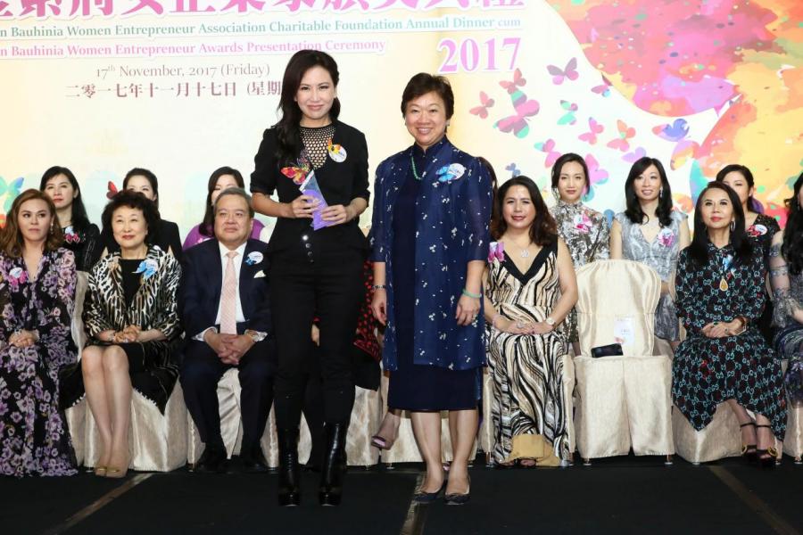 金紫荊女企業家協會創會名譽會長及全國政協委員王惠貞女士SBS, JP頒發「金紫荊女企業家獎2017- 非凡大獎」予梁賀琪女士。 金紫荊女企業家協會創會名譽會長及全國政協委員王惠貞女士SBS, JP頒發「金紫荊女企業家獎2017- 非凡大獎」予梁賀琪女士。