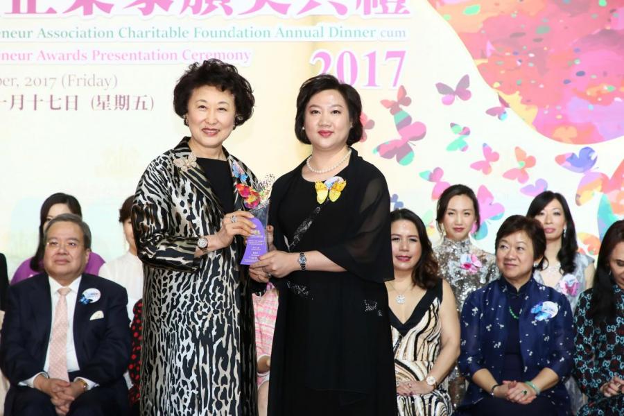 金紫荊女企業家協會榮譽顧問及前香港特別行政區政府中央政策組顧問高靜芝女士,JP頒發「金紫荊女企業家獎2017- 非凡大獎」予陳兆年女士。 金紫荊女企業家協會榮譽顧問及前香港特別行政區政府中央政策組顧問高靜芝女士,JP頒發「金紫荊女企業家獎2017- 非凡大獎」予陳兆年女士。