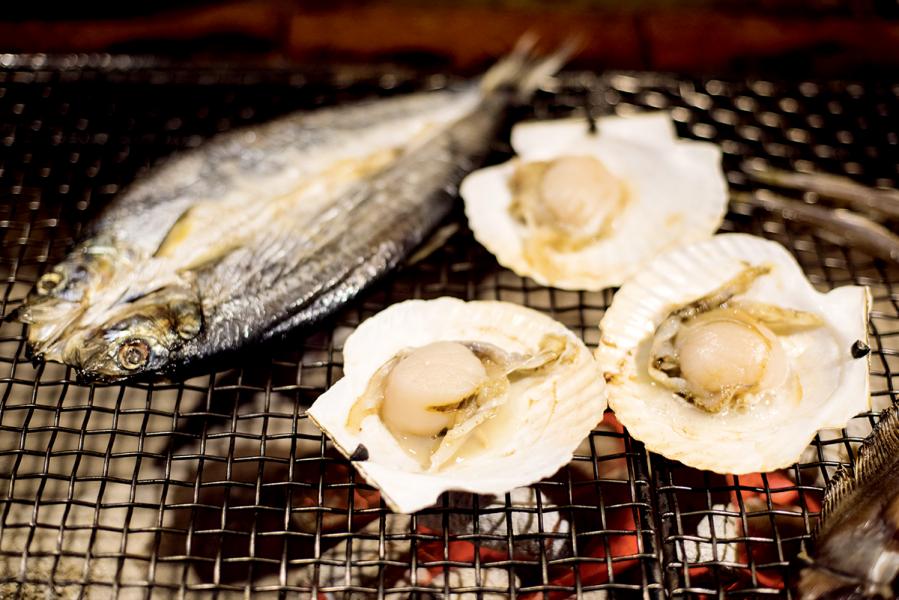 帆立貝、鰈魚等都是冬天時令海鮮。 帆立貝、鰈魚等都是冬天時令海鮮。