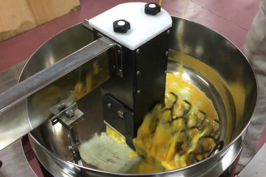 引入各種自動食品加工機器,有助降低廚房工作人員所需的技能水平。 引入各種自動食品加工機器,有助降低廚房工作人員所需的技能水平。