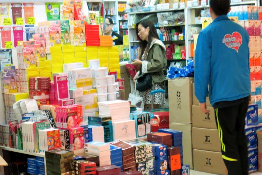 公司依賴零售商,包括超市、藥房及連鎖便利店等,分銷其食品及飲料產品。 公司依賴零售商,包括超市、藥房及連鎖便利店等,分銷其食品及飲料產品。