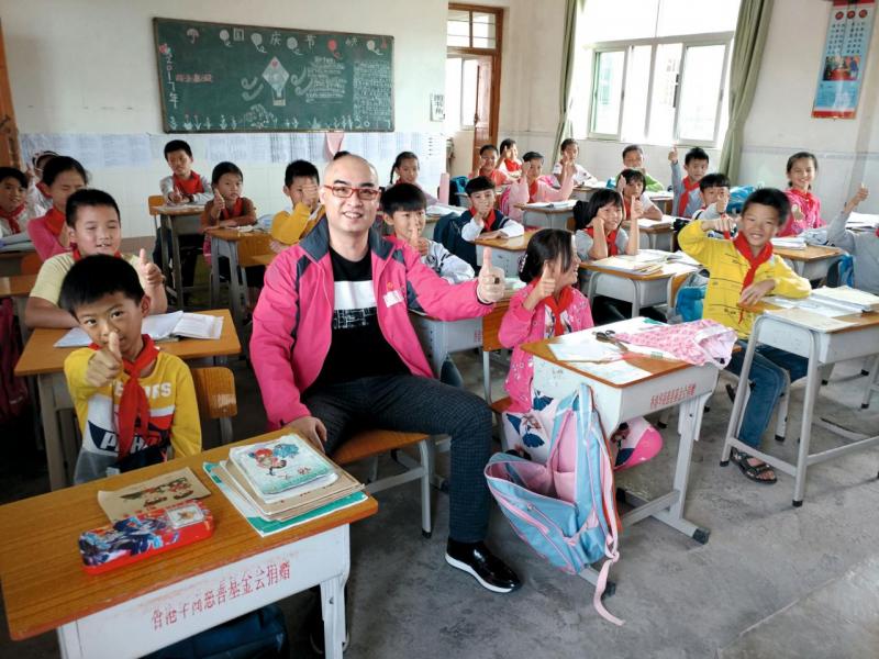 Bryan以捐助人身份探訪山區小學。 Bryan以捐助人身份探訪山區小學。