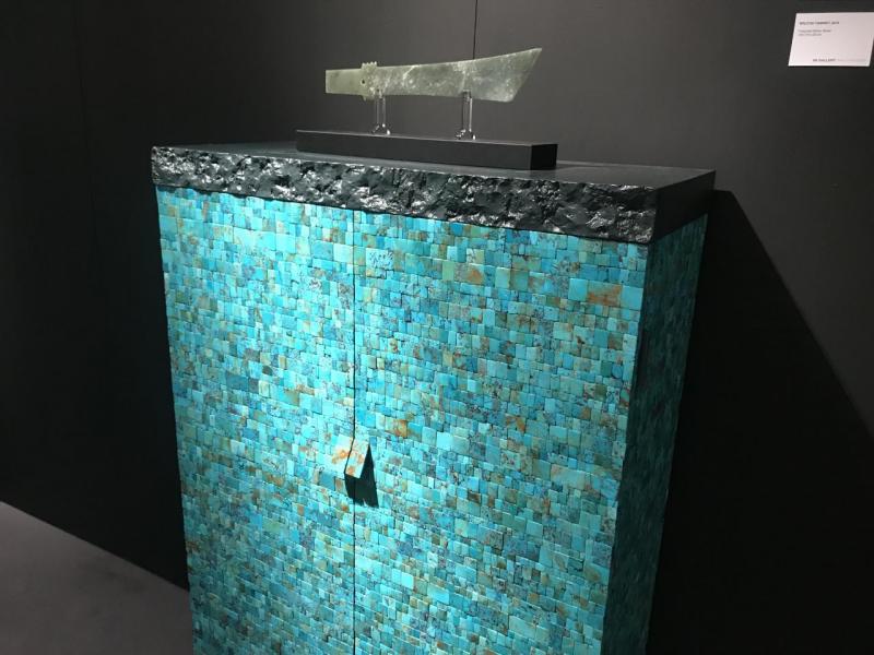 專精於當代設計的88 Gallery帶來了其中一樣展品之一(衣櫃),由88 Gallery 的Adrain Choi擔綱設計,設計靈感源自中國的二里頭文化,在衣櫃上放置刀狀的玉古董,搭檔十分匹配。 專精於當代設計的88 Gallery帶來了其中一樣展品之一(衣櫃),由88 Gallery 的Adrain Choi擔綱設計,設計靈感源自中國的二里頭文化,在衣櫃上放置刀狀的玉古董,搭檔十分匹配。