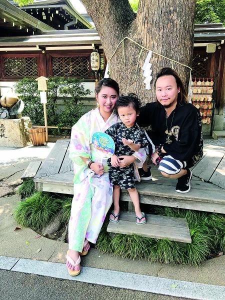 黎偉業博士熱愛家庭,百忙中抽時間與太太及兒子共聚天倫。 黎偉業博士熱愛家庭,百忙中抽時間與太太及兒子共聚天倫。