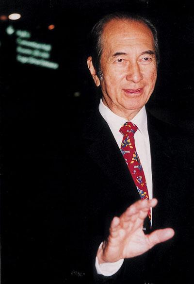 立足澳門數十載,何鴻燊協助澳門政府將一個偏僻小漁港發展至今日的繁榮景象。 立足澳門數十載,何鴻燊協助澳門政府將一個偏僻小漁港發展至今日的繁榮景象。