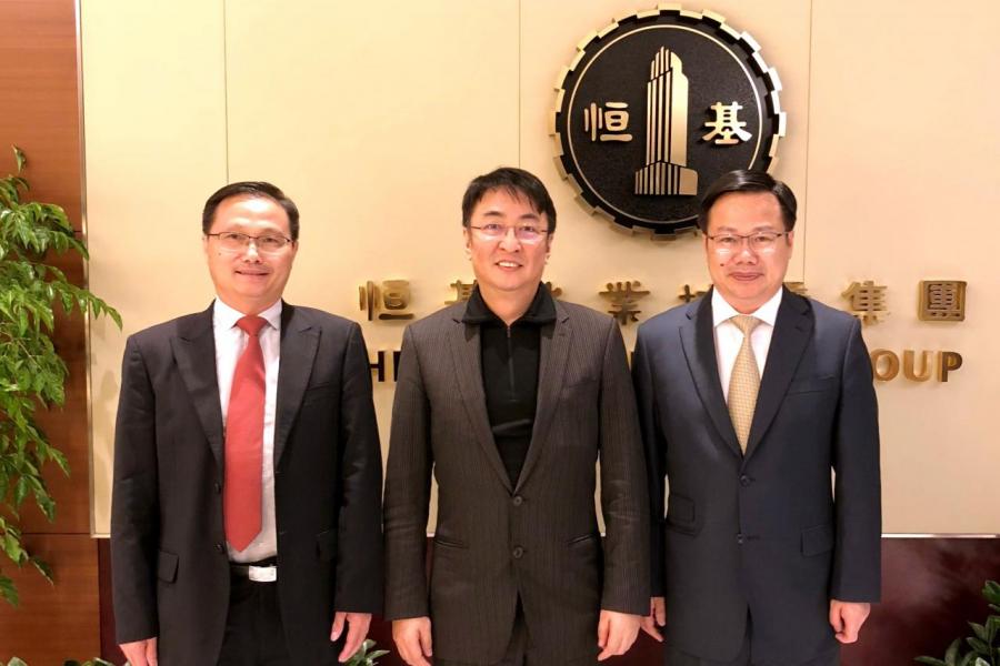 中國奧園高層去年四月和恒基集團簽訂廣州番禺氮肥廠城市更新專案合作協定。 中國奧園高層去年四月和恒基集團簽訂廣州番禺氮肥廠城市更新專案合作協定。