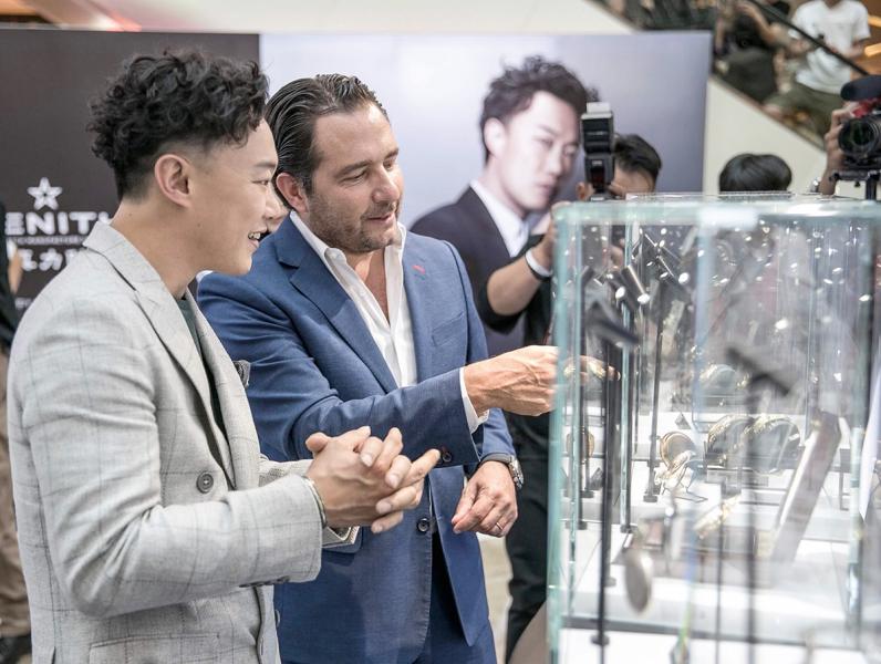 早前陳奕迅首次以Zenith品牌代言人身份於中國天津出席活動,Julien Tornare親自招待。 早前陳奕迅首次以Zenith品牌代言人身份於中國天津出席活動,Julien Tornare親自招待。