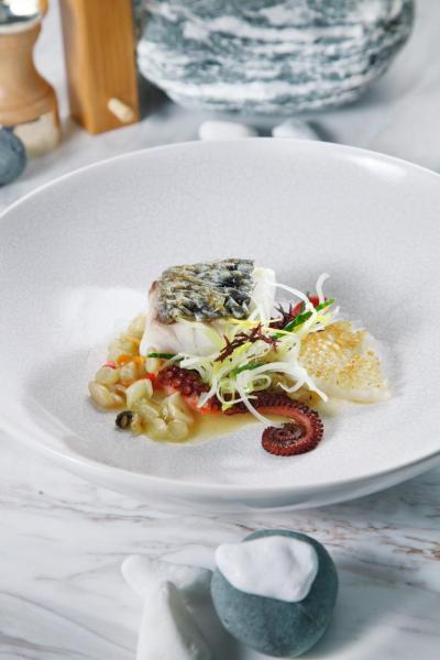 Sea bass on scales, shellfish:煎得皮脆肉嫩的法國海鱸魚,配以爽滑的烤八爪魚及烤墨魚,最後淋上用蟶子、紅蜆、茴香等熬成的海鮮汁,不但鮮味十足,而且口感非常豐富。 Sea bass on scales, shellfish:煎得皮脆肉嫩的法國海鱸魚,配以爽滑的烤八爪魚及烤墨魚,最後淋上用蟶子、紅蜆、茴香等熬成的海鮮汁,不但鮮味十足,而且口感非常豐富。