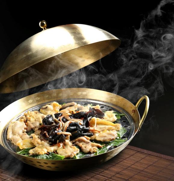 阿爺巧手桑拿雞:這道菜的特色是「一味兩食」,除可喝到鮮香濃郁的雞湯外,還可品嚐到雲耳、蟲草花蒸桑葉雞,雞肉嫩滑可口,原汁原味,並滲透著淡淡的蟲草花清香。 阿爺巧手桑拿雞:這道菜的特色是「一味兩食」,除可喝到鮮香濃郁的雞湯外,還可品嚐到雲耳、蟲草花蒸桑葉雞,雞肉嫩滑可口,原汁原味,並滲透著淡淡的蟲草花清香。
