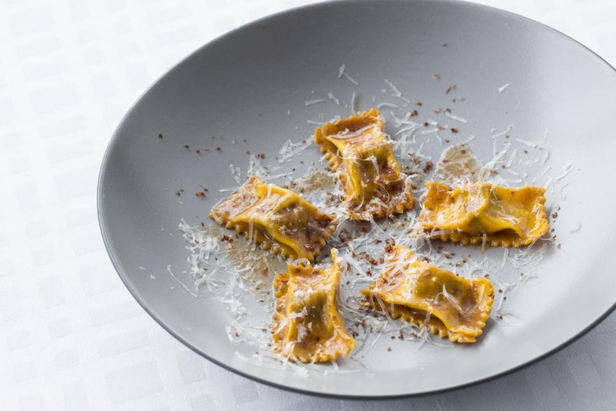 新菜單有主廚家鄉傳家之寶的菜式,包括總廚母親 Anna 的 Agnolotti,即自家製意式牛尾雲吞配巴馬臣芝士。 新菜單有主廚家鄉傳家之寶的菜式,包括總廚母親 Anna 的 Agnolotti,即自家製意式牛尾雲吞配巴馬臣芝士。
