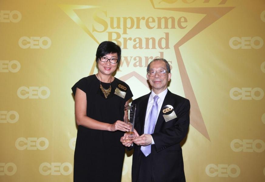 「尊貴航空公司品牌」由國際商會 - 香港區會主席李澤培先生 SBS, OBE, JP(右),頒獎予阿提哈德航空公司銷售部經理(香港及珠三角地區)余佩貞小姐(左)。 「尊貴航空公司品牌」由國際商會 - 香港區會主席李澤培先生 SBS, OBE, JP(右),頒獎予阿提哈德航空公司銷售部經理(香港及珠三角地區)余佩貞小姐(左)。