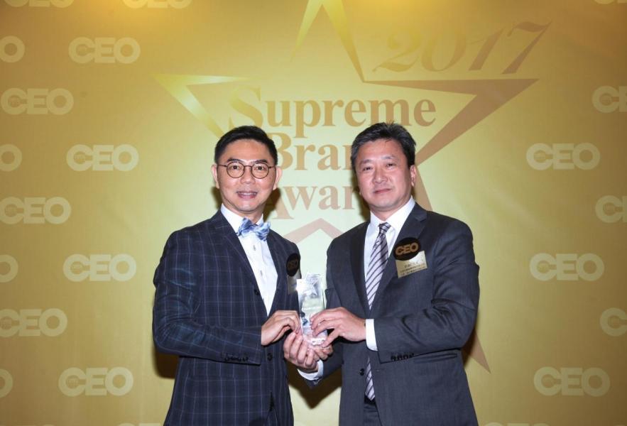 「非凡遊戲機供應商品牌」由傳承學院院長李志誠博士(左),頒獎予亞洲先鋒娛樂控股有限公司主席、執行董事及合規主任許達仁先生(右)。 「非凡遊戲機供應商品牌」由傳承學院院長李志誠博士(左),頒獎予亞洲先鋒娛樂控股有限公司主席、執行董事及合規主任許達仁先生(右)。