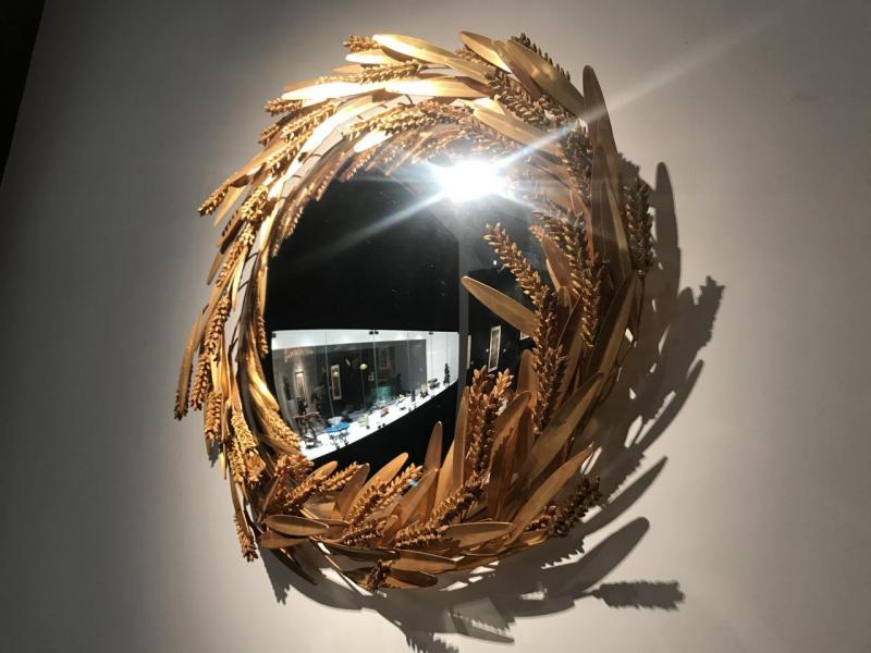 Robert Goossens其中一個為Chanel設計的家居飾品,是個以銅麥穗作緄邊包圍著的鏡子。然而,在麥穗背後,埋藏著Chanel兒時在農村長大的故事。 Robert Goossens其中一個為Chanel設計的家居飾品,是個以銅麥穗作緄邊包圍著的鏡子。然而,在麥穗背後,埋藏著Chanel兒時在農村長大的故事。