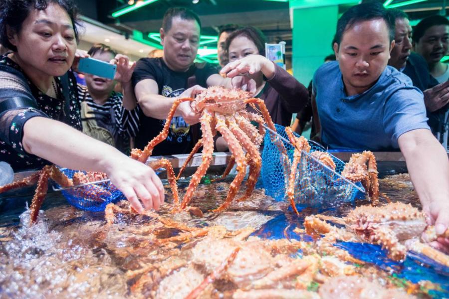 阿里巴巴旗下的盒馬鮮生計畫於二○一八年在北京開三十家門店。 阿里巴巴旗下的盒馬鮮生計畫於二○一八年在北京開三十家門店。