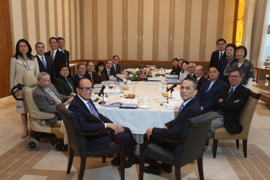 李嘉誠在董事會議前與一眾董事合照。 李嘉誠在董事會議前與一眾董事合照。