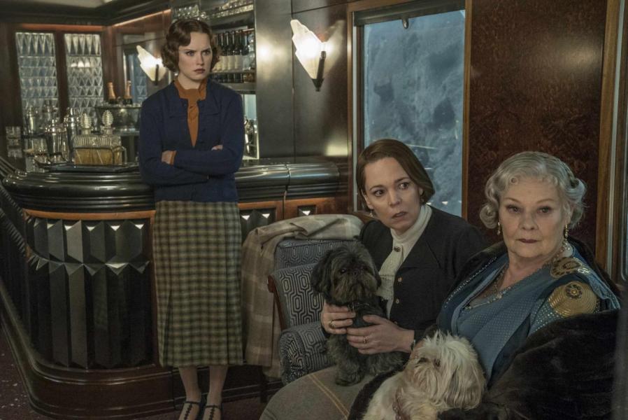 左至右:家庭教師瑪麗德本琳(黛絲烈尼 飾)、公主的女僕史密特(Olivia Colman 飾)、俄羅斯公主—德嘉米拉公主(茱迪丹慈 飾) 左至右:家庭教師瑪麗德本琳(黛絲烈尼 飾)、公主的女僕史密特(Olivia Colman 飾)、俄羅斯公主—德嘉米拉公主(茱迪丹慈 飾)
