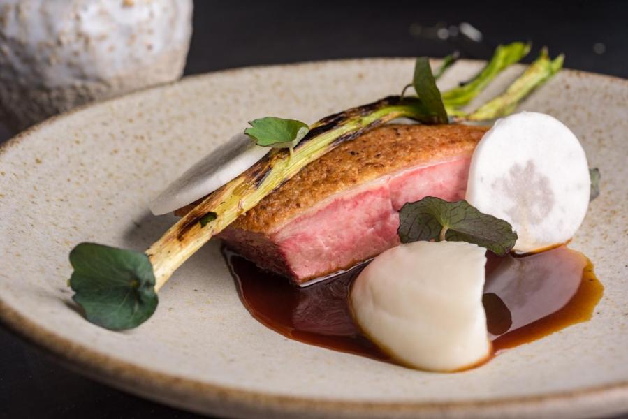 Duck with turnip and spiced red vinegar:大廚選用來自本地農場的鴨胸肉,並於餐廳自設的乾式熟成櫃內熟成14天,把鴨胸肉煎香後,再伴以蘿蔔蓉、青蔥及香料紅醋汁。肉質鮮嫩的鴨胸肉配上帶點微酸的醬汁,不但讓肉味更香濃,更中和了油膩感。 Duck with turnip and spiced red vinegar:大廚選用來自本地農場的鴨胸肉,並於餐廳自設的乾式熟成櫃內熟成14天,把鴨胸肉煎香後,再伴以蘿蔔蓉、青蔥及香料紅醋汁。肉質鮮嫩的鴨胸肉配上帶點微酸的醬汁,不但讓肉味更香濃,更中和了油膩感。