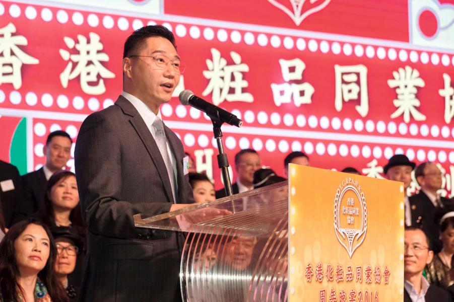 邵家輝經常出席行業商會的活動,聆聽業界各方意見。 邵家輝經常出席行業商會的活動,聆聽業界各方意見。