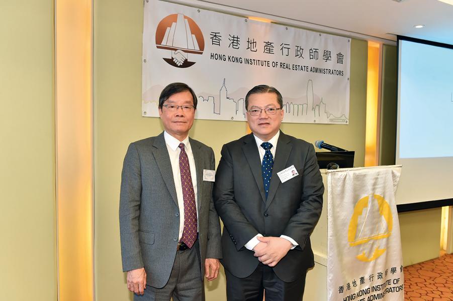 (左起)香港地產行政師學會資深會員及前任會長蘇振顯、香港地產行政師學會會長馮國雄。 (左起)香港地產行政師學會資深會員及前任會長蘇振顯、香港地產行政師學會會長馮國雄。
