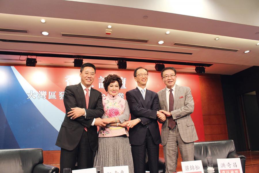 江素惠主辦香江論壇,以「大灣區發展對港台企業界的機遇」為題,探討新形勢下香港和台灣的經濟新定位及發展機遇。 江素惠主辦香江論壇,以「大灣區發展對港台企業界的機遇」為題,探討新形勢下香港和台灣的經濟新定位及發展機遇。
