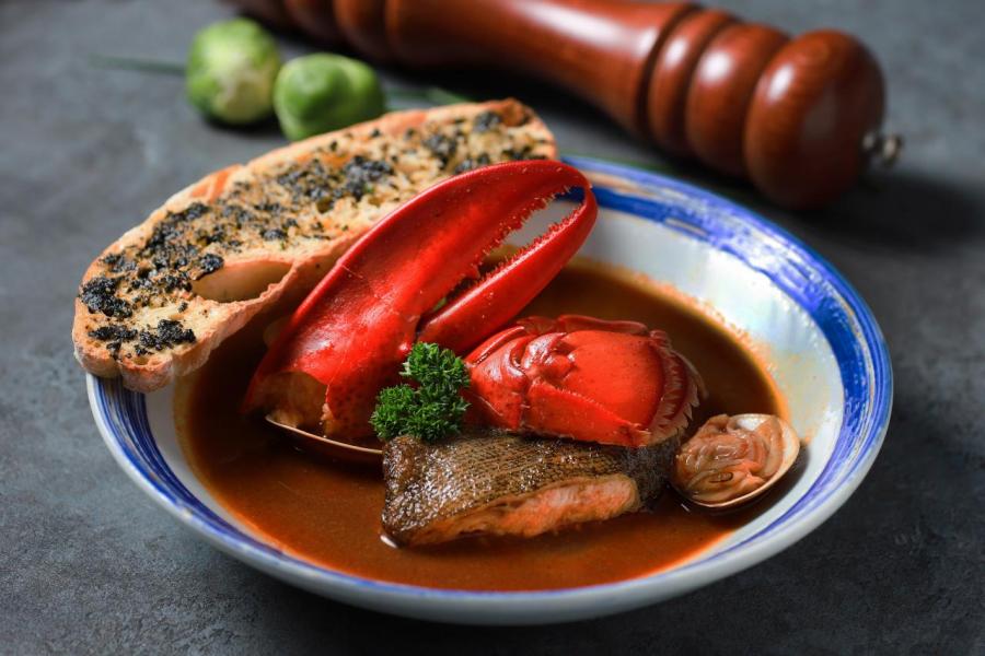 葡萄牙漁夫海鮮湯:用龍蝦頭和魚骨熬煮而成的海鮮湯底,鮮味十足,味道非常濃郁。再加上爽滑彈牙的龍蝦、肉質嫩滑的阿拉斯加黑鱈魚柳、鮮甜肥美的蜆,材料非常豐富,美味得令人吃個不停! 葡萄牙漁夫海鮮湯:用龍蝦頭和魚骨熬煮而成的海鮮湯底,鮮味十足,味道非常濃郁。再加上爽滑彈牙的龍蝦、肉質嫩滑的阿拉斯加黑鱈魚柳、鮮甜肥美的蜆,材料非常豐富,美味得令人吃個不停!