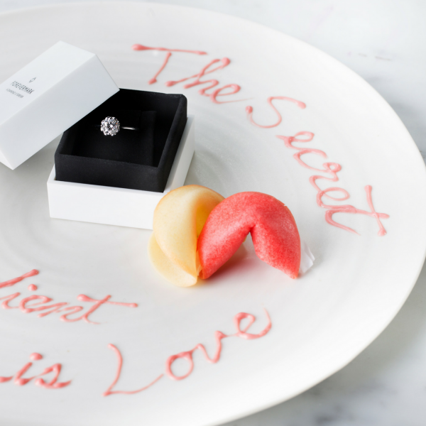 情侶們可以寫下內心的綿綿情話,交由甜品師即時焗製Love fortune cookie,然後互相交換悄悄情話。 情侶們可以寫下內心的綿綿情話,交由甜品師即時焗製Love fortune cookie,然後互相交換悄悄情話。