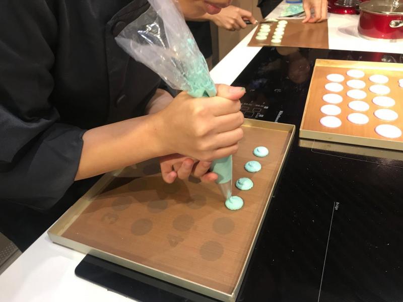馬可龍除了原色(白色)之外,也可以加入由蛋白混入的食用色素,更添繽紛色彩。 馬可龍除了原色(白色)之外,也可以加入由蛋白混入的食用色素,更添繽紛色彩。