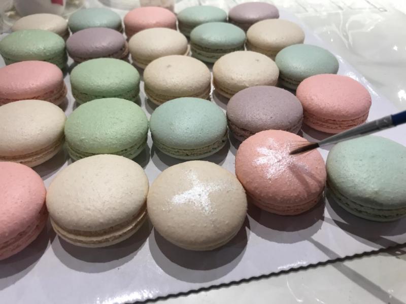 若果花點心思,更可以在每顆馬可龍上以可食用顏料加點「個性」。 若果花點心思,更可以在每顆馬可龍上以可食用顏料加點「個性」。