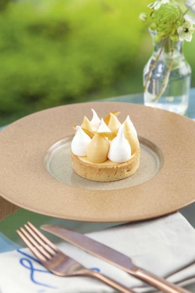 Calamansi tart:靈感源自檸檬撻,柑桔忌廉及蛋白霜酸甜有致,味道清新,與口感鬆脆的撻底配搭得恰到好處,不愧為餐廳的招牌甜品! Calamansi tart:靈感源自檸檬撻,柑桔忌廉及蛋白霜酸甜有致,味道清新,與口感鬆脆的撻底配搭得恰到好處,不愧為餐廳的招牌甜品!