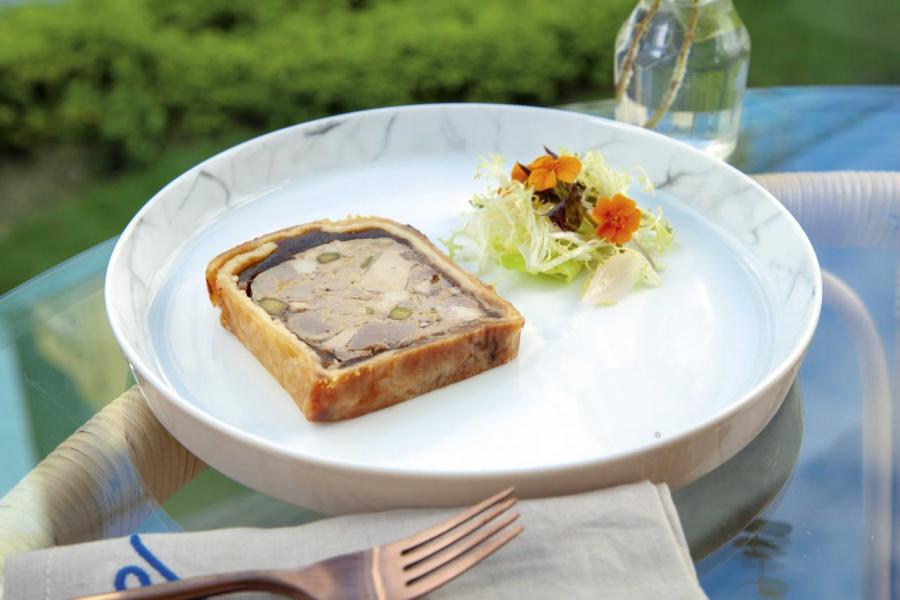 Homemade Louise pâté en croute:這道『自家製法式冷肉批』是經典法國菜式,製作很費時,亦需要很多技巧。口感酥脆的酥皮包裹著豬肉、鴨肝、鴨湯啫喱、開心果,最適合配以一杯法國葡萄酒享用。 Homemade Louise pâté en croute:這道『自家製法式冷肉批』是經典法國菜式,製作很費時,亦需要很多技巧。口感酥脆的酥皮包裹著豬肉、鴨肝、鴨湯啫喱、開心果,最適合配以一杯法國葡萄酒享用。